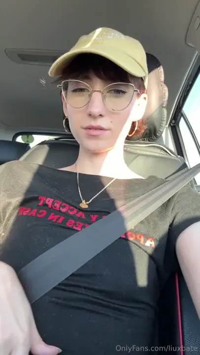 Liuxbate Slipping Her Tits While Driving