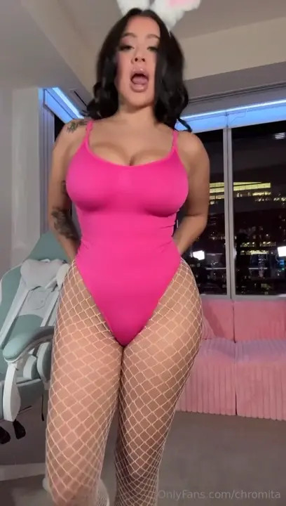 Bunny Chromita Shakes Her Juicy Ass