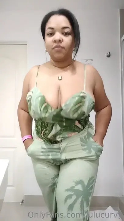 Lulucurvy Gets Sexy In Plunging Top - ePornLeak