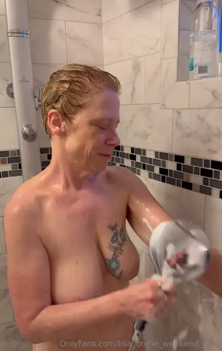 Shows Her Butt And Boobs While Showering - ePornLeak