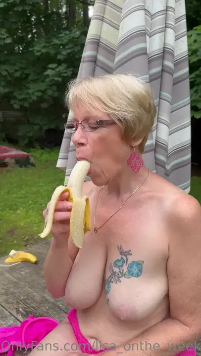 Sucks A Banana Like A Dick To Tease