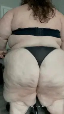 Shakes Her Massive Ass To Tease - ePornLeak