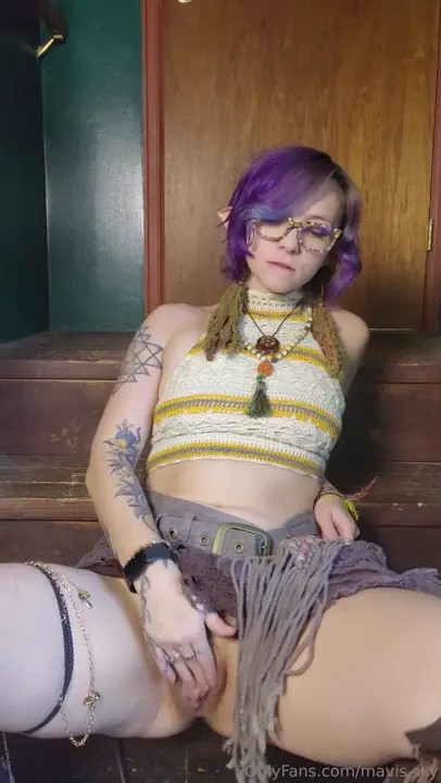 Mavis.Sky Welcomes You With Open Pussy