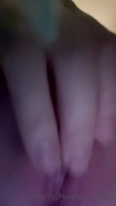 Pluckypeaches Shoves Pussy In Front Of Cam