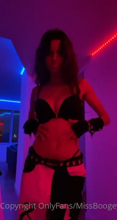 Mrsboogeyman Flaunting Her Sexy FIgure - ePornLeak