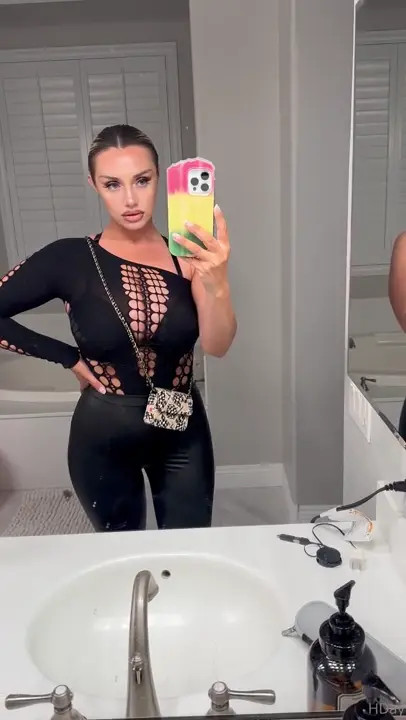 Itshollyday Flaunting Her Figure