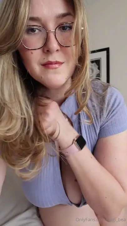 Yogi_Bea_Free Teasing With Her Cleavage