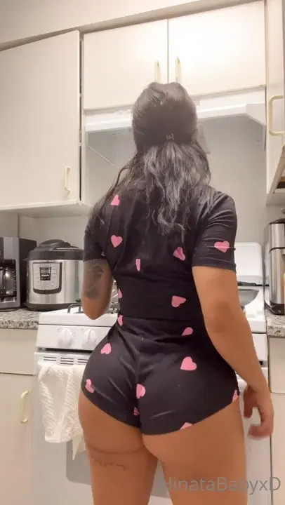 Hinatababyxd Gently Twerking Her Ass