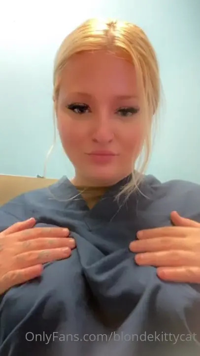 Flashing Blondekittycat's Titties
