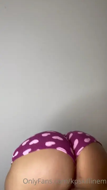 Kpskillinem Twerking Her Ass In Skimpy Shorts - ePornLeak