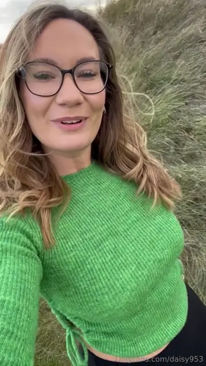 Daisy953 Flashing Her Cleavage