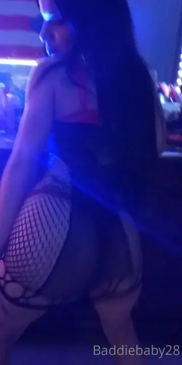 Baddiebaby28 Twerks In Her Fishnet Look