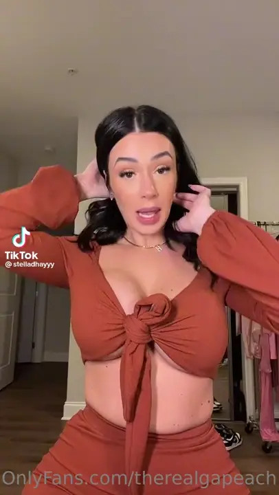 Therealgapeach Flaunting Her Cleavage