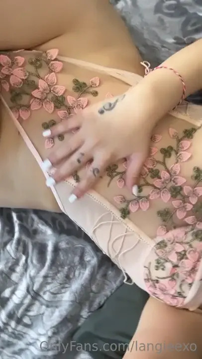 Langieexo Gently Shakes Her White Ass - ePornLeak