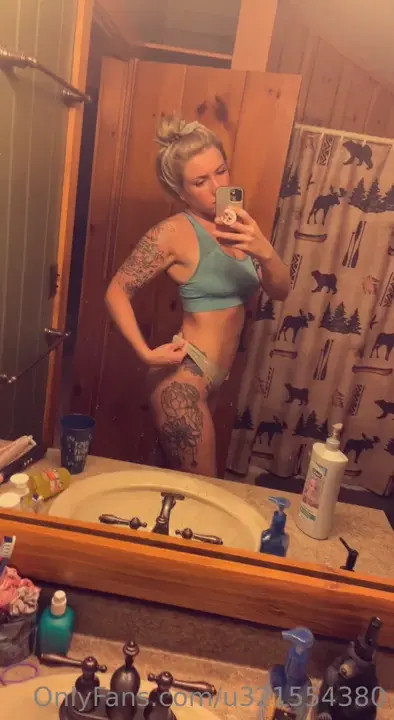 Queenbee6.7 Flaunts Her Butt In Mirror Shot - ePornLeak