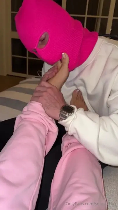 Masked Guy Sucks On Solescchicc’s Toes - ePornLeak