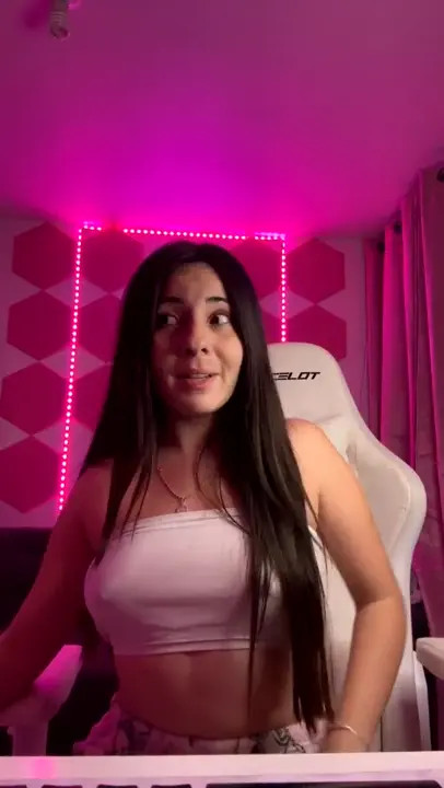 Naughty Bellacuentos Shows Her Ass In Stream