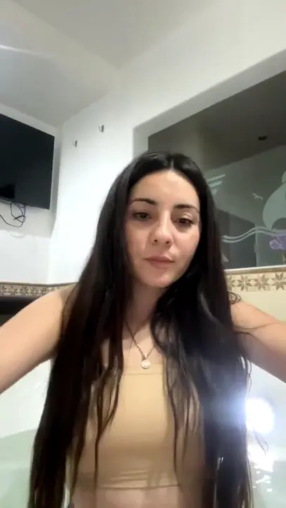 Bellacuentos Hot Livestream In The Hot Tub