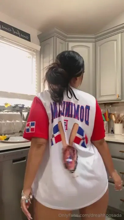 Dreahhposada Twerks In Panties And Shirt