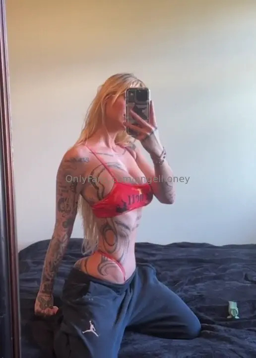 Angelhoney Flaunts Her Toned Abs In Mirror View