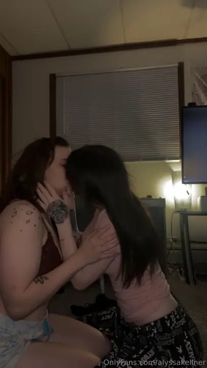 Alyssakellner, Simplyrylie Lesbian Makeout Fun - ePornLeak