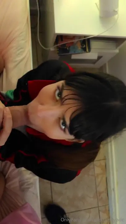 Prettynayade Gives Blowjob On The Bed