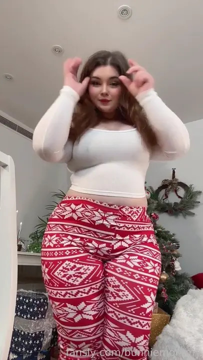 Bunniemommy Wiggles Her Ass In Tight Pants
