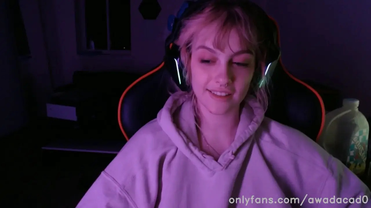 Awadacad0 Plays With Vibrator On Live Stream