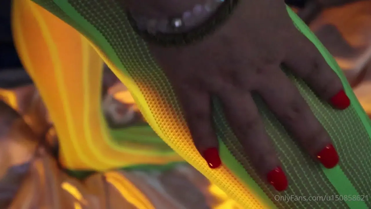 U150858621 Flaunts Feet In Stockings