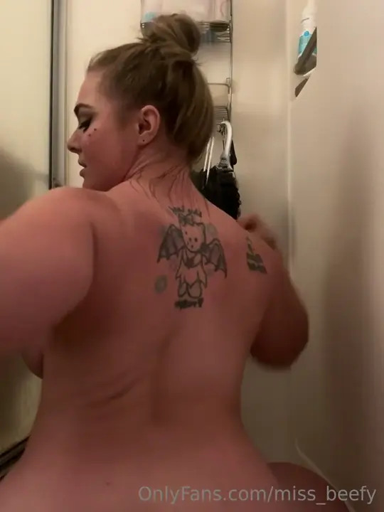 Miss_Beefy Flexes Muscles Naked In Shower