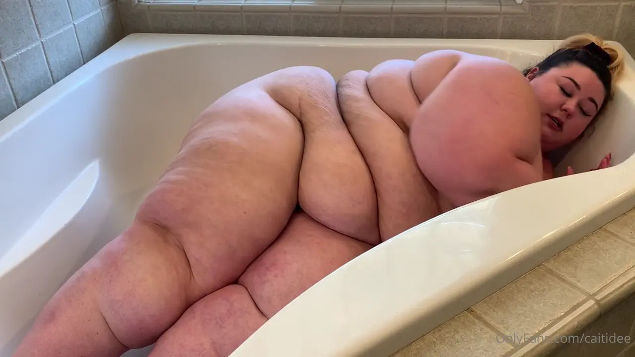 Naked Caitidee Gets Stuck In Bathtub