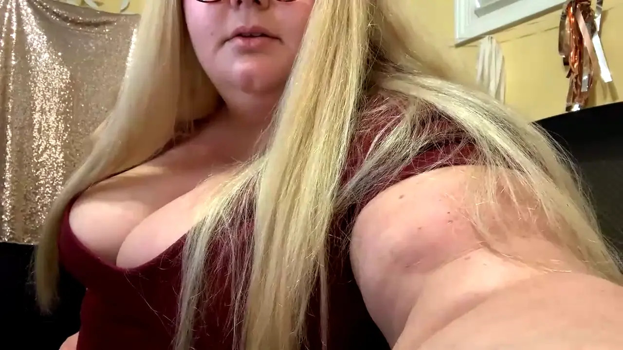 Caitidee Strips Naked And Uses A Dildo