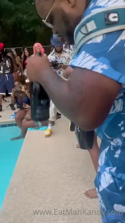 Eatmahkandy Shows Her Tits In Public