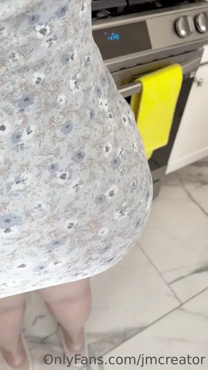 ChimoCurves’ Ass Gets Exposed While Cooking