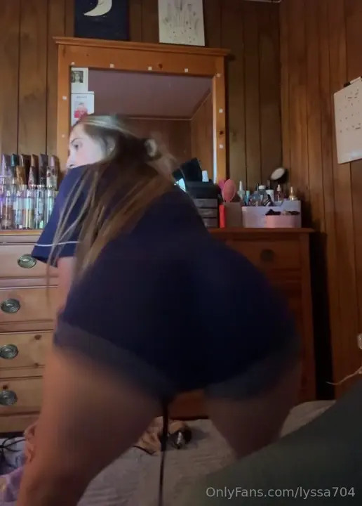 Lyssa704 Twerks In Her Skimpy Shorts