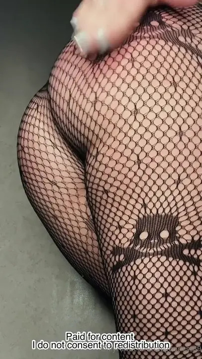 Trapgoddess89 Slaps Her Ass In Fishnet - ePornLeak