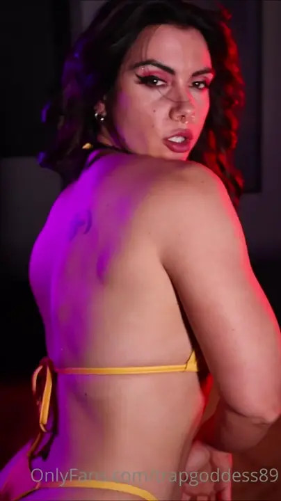 Trapgoddess89 Flaunts Her Ripped Body