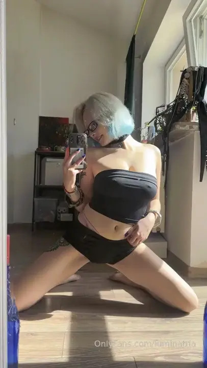 Luminatria Stretches Her Hips In Front Of The Mirror - ePornLeak