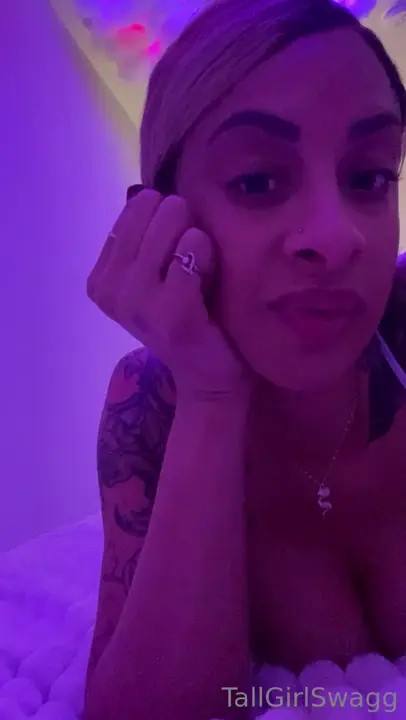 Tallgirlswagg Teases Her Cleavage