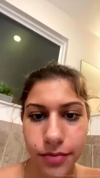 Carlieevall Takes A Shower With Her BFF