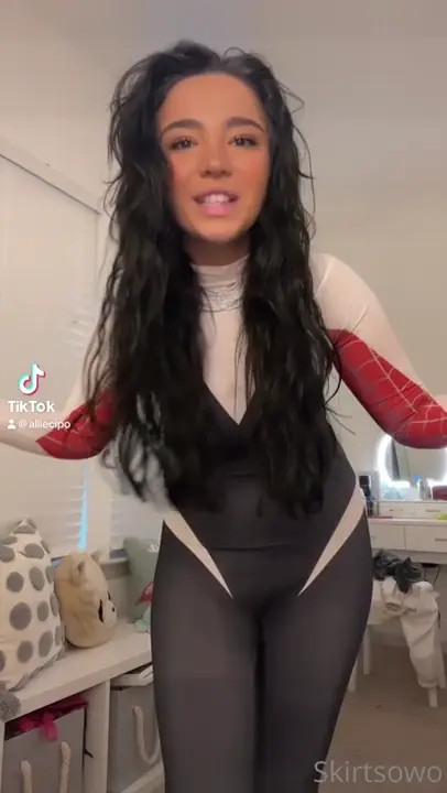 Skirtsowo Looks Gorgeous In A Spider Gwen Costume