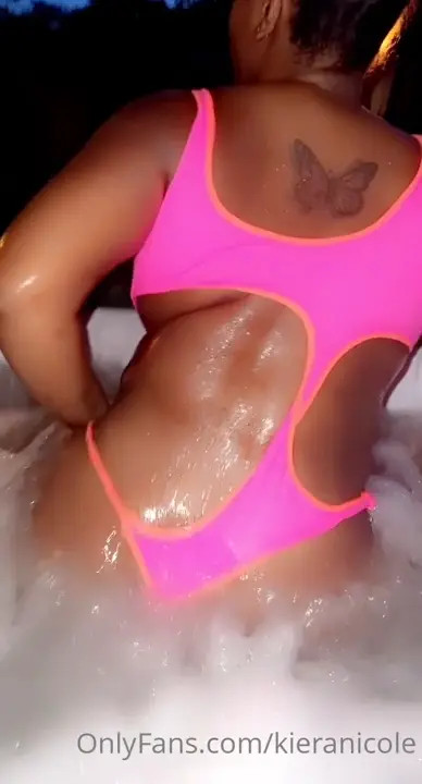 Kieranicole Twerks Her Ass In The Jacuzzi
