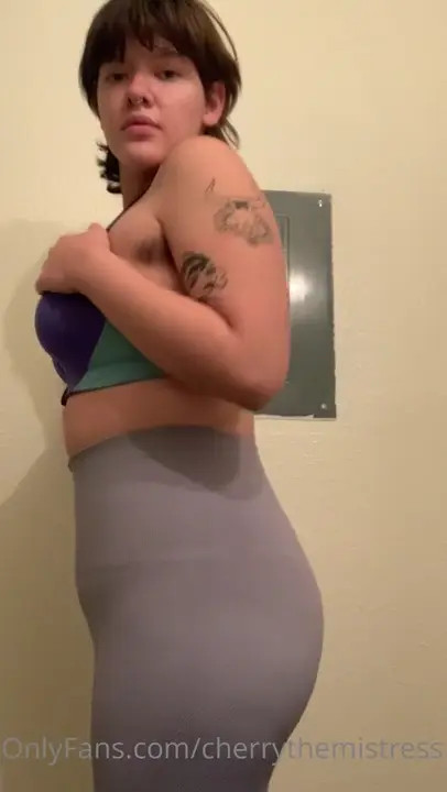 Cherrythemistress Removes Shorts To Expose Her Ass