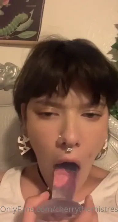 Cherrythemistress Sucks A Dildo - ePornLeak