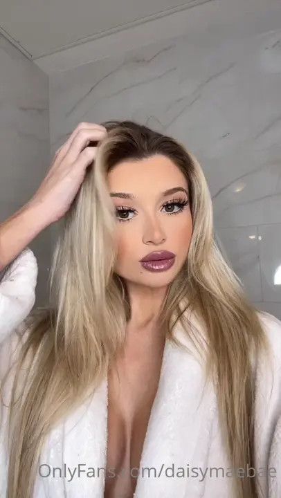 Daisymaebae Looks Hot In A Fluffy Robe