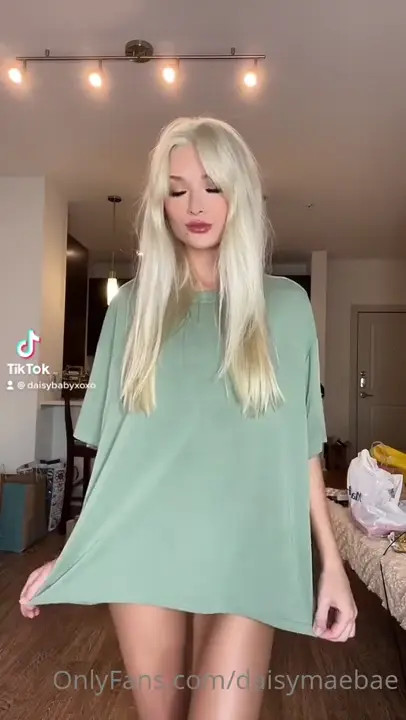 Daisymaebae Transforms Into A Sexy Chick - ePornLeak