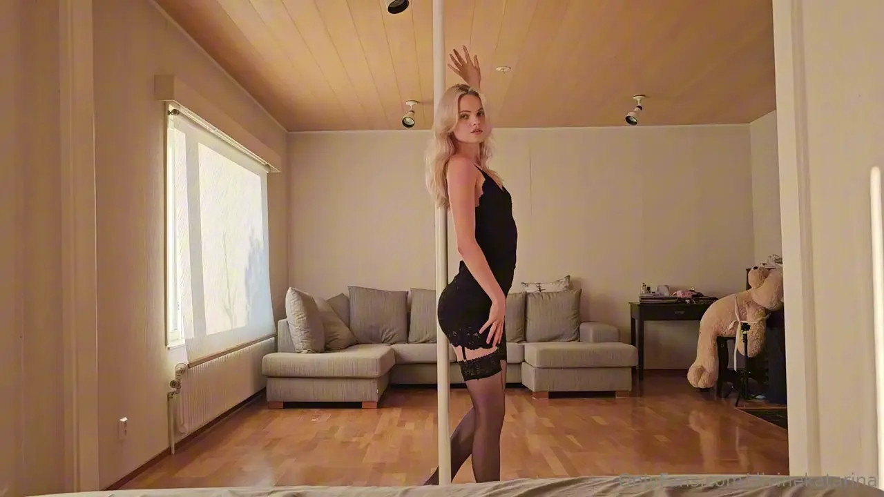 DivineKatarina’s Striptease And Doggy Ride