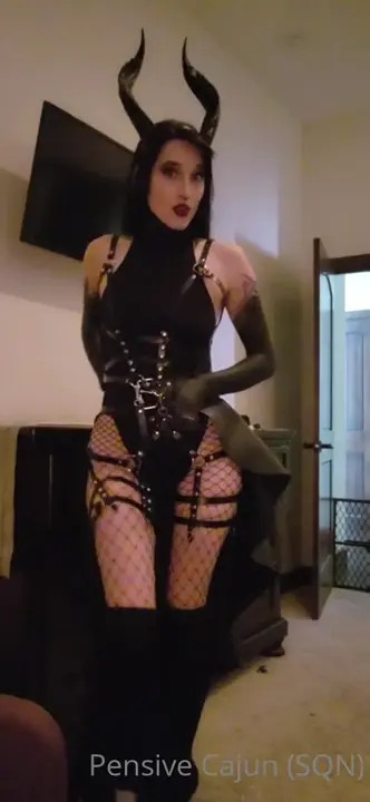 Cajungoblin Strips Her Costume Off