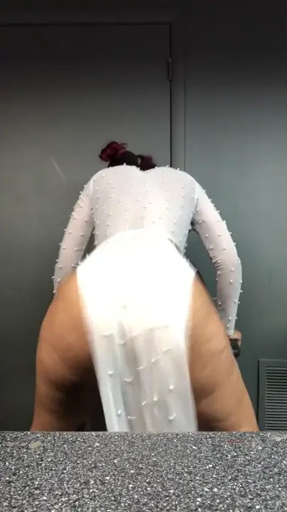 Rarrired Shakes Her Ass On The Chair