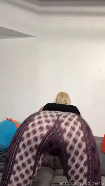 Pawg Champ Strips Her Pants And Twerks